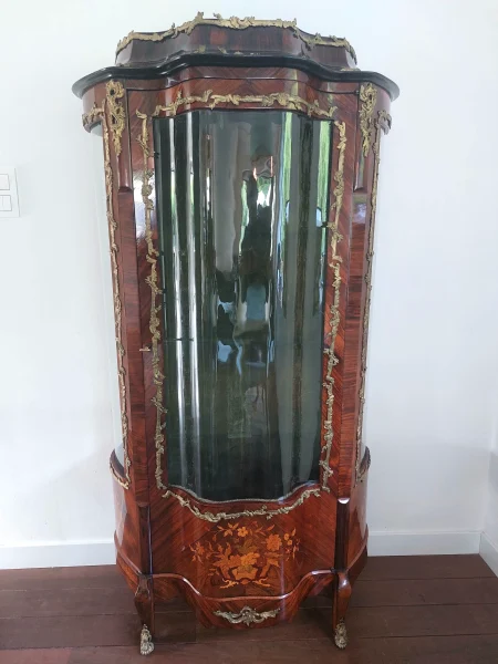 Antiekrestauratie marqueterie vitrinekast