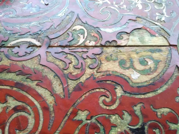 Voor restauratie: boulle marqueterie - losse en verdwenen schildpad en messing