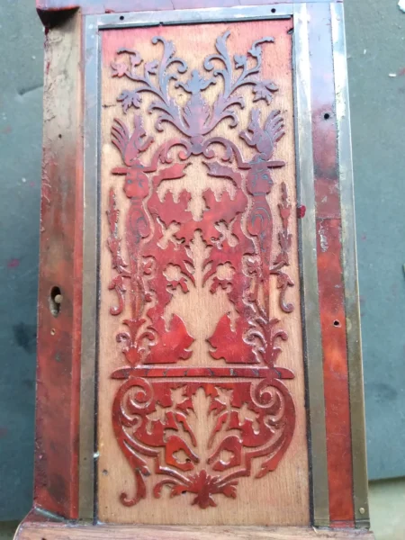 verwijderen en schoonmaken van losse messing bij boulle klok