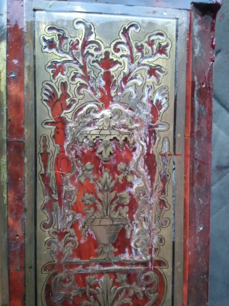 Moderne witte lijm verwijderen onder losse messing van boulle klok